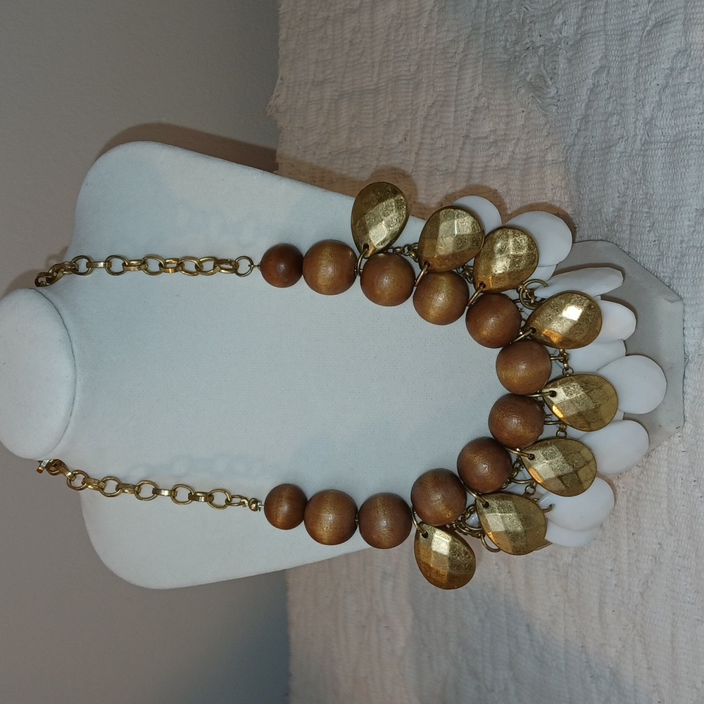 Elegant Gold and White Statement Necklace